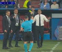 场边抱怨判罚，小因扎吉被裁判出示黄牌