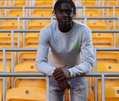 官方：狼队与俱乐部青训马特乌斯-马内签下首份职业合同