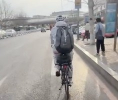 亚泰球迷席瑞璞和凌冰已经骑行到大连市区